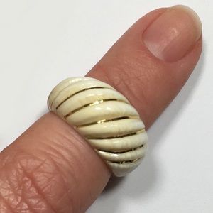 Vintage Carved Ivory 14K Gold Dome Shrimp Ring 6.5